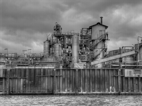 Industrie-Anlage neben der Elbe in Hamburg