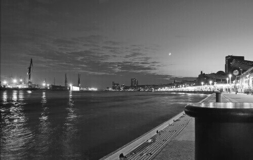 Schwarzweiß Foto von der Elbe in Hamburg